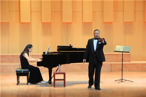 2016102508415327.jpg 美国德州三一大学李佳蔚教授来必赢官网举办音乐会